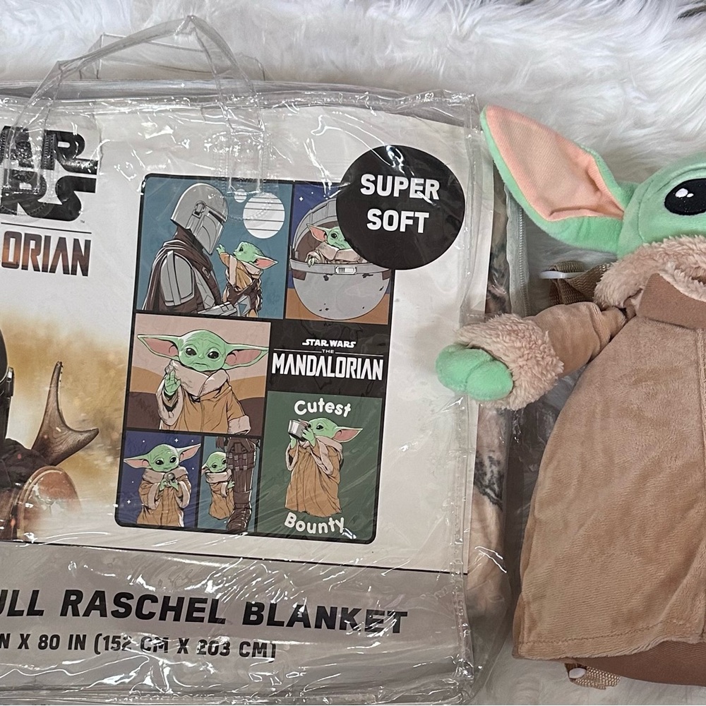Star Wars Mandalorian Blanket w/ Grogu Plush - Green an brown blanket bundle